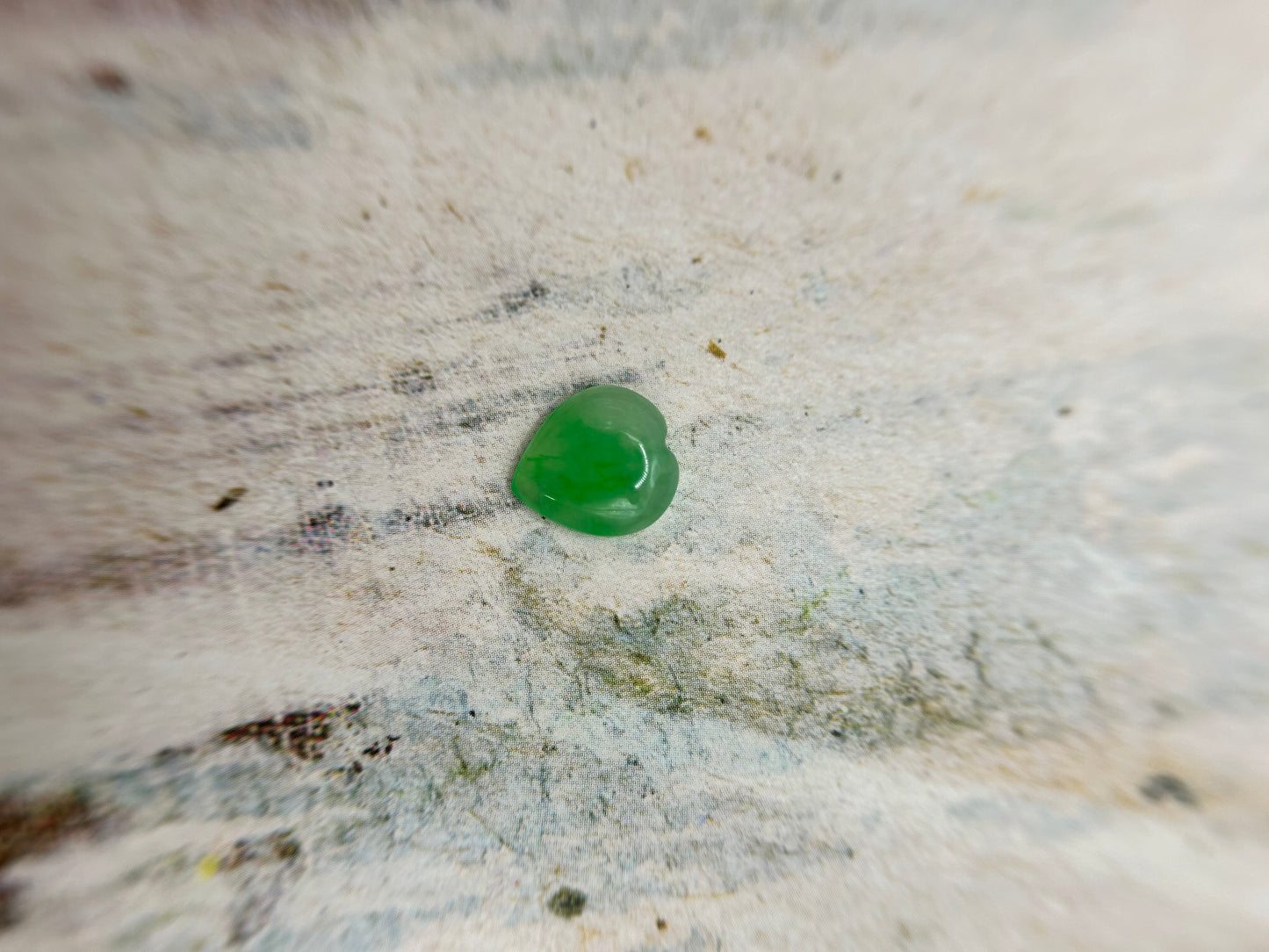 Grade A Natural loose Green heart shape jadeite stone