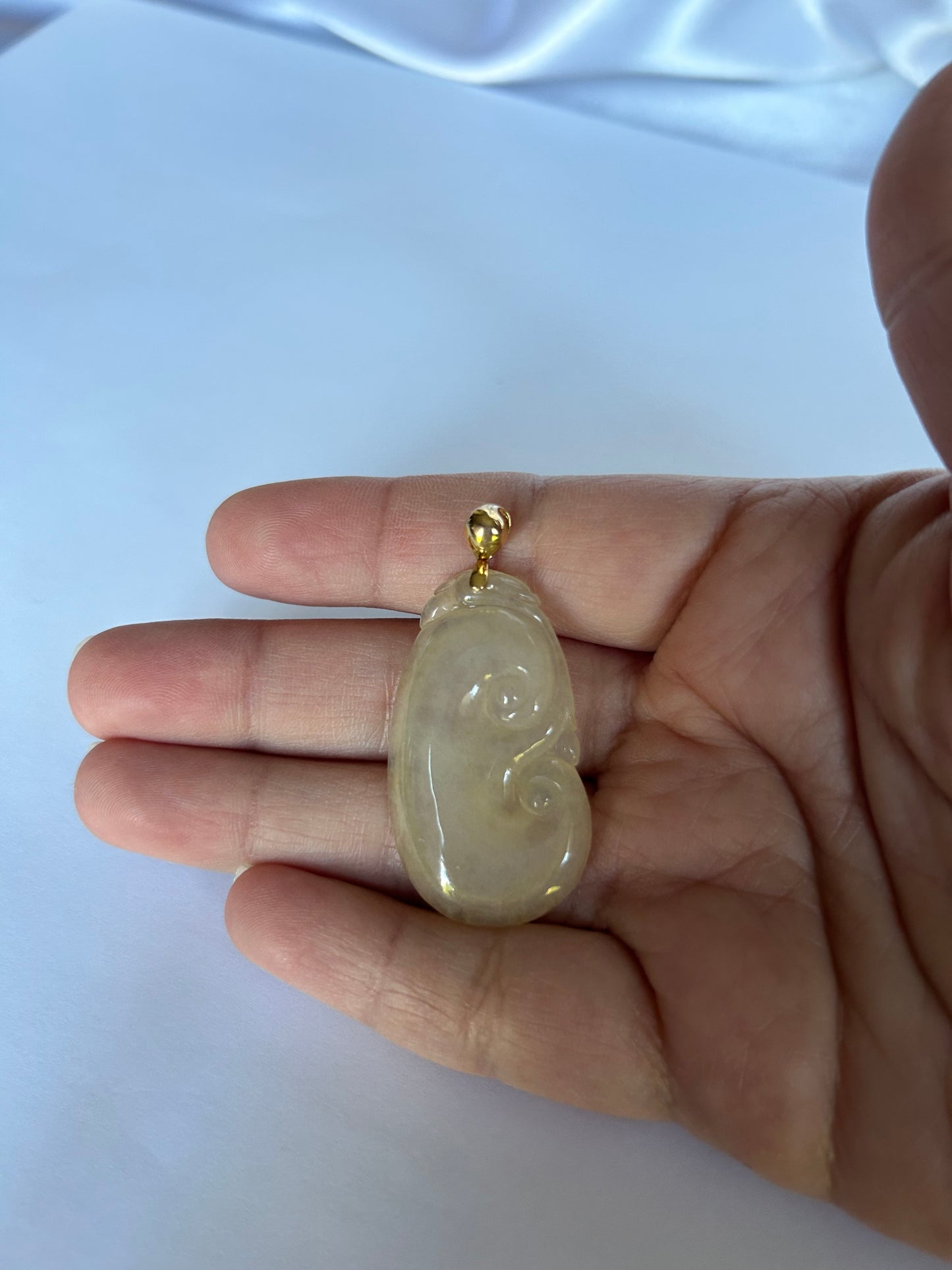 Natural Garde A Burme Jadeite 18K Yellow Gold Bail Glassy Light yellow Yuyi Pendant